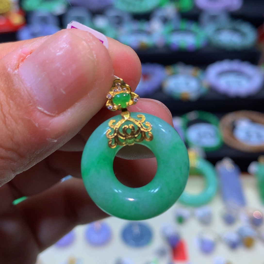 翡翠18K金镶嵌颈饰