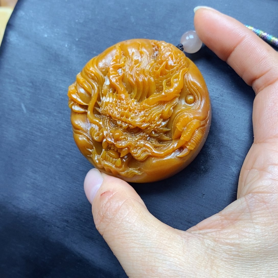 石英质玉（黄龙玉）颈饰未镶嵌