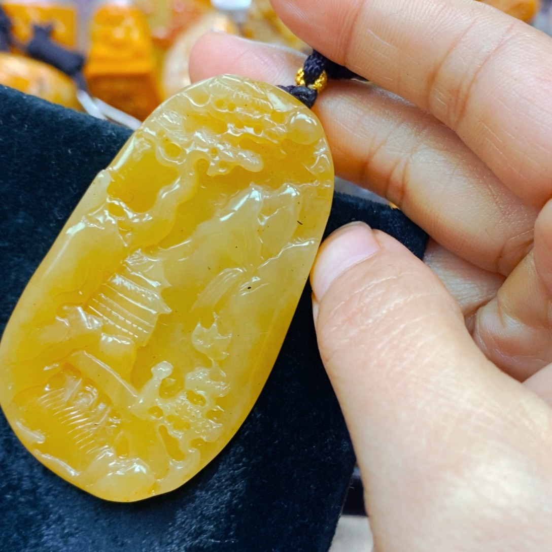 未镶嵌石英质玉（黄龙玉）颈饰