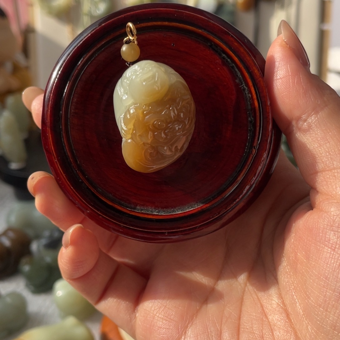 和田玉未镶嵌颈饰糖白佛