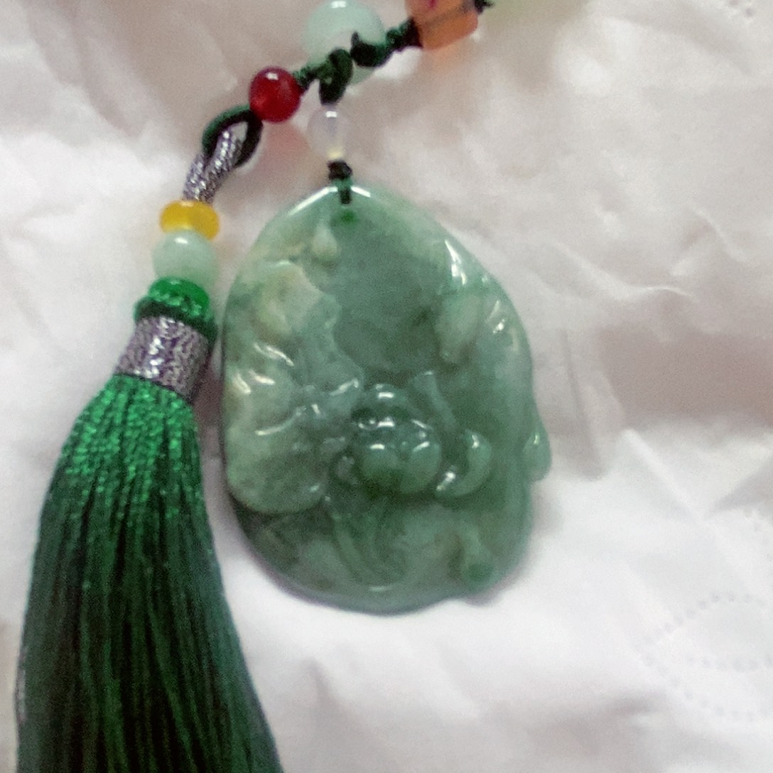 翡翠挂件未镶嵌莲花