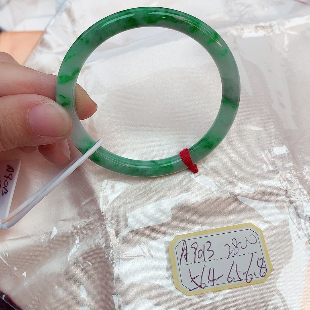 翡翠未镶嵌手镯一**鹿缅甸翡翠