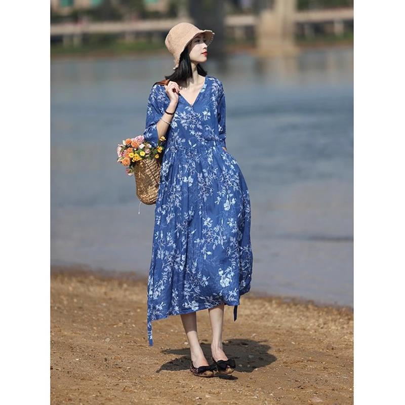 2025年夏季新款复古苎麻v领碎花连衣裙女系带收腰显瘦过膝长裙子
