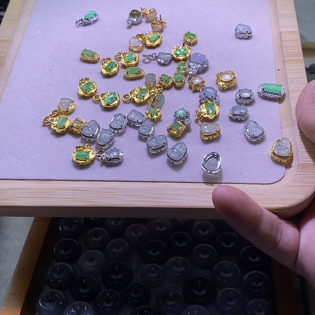 翡翠颈饰未镶嵌潘118一个