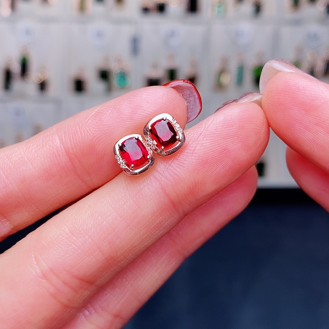 碧玺耳钉鸽血红18K金镶嵌