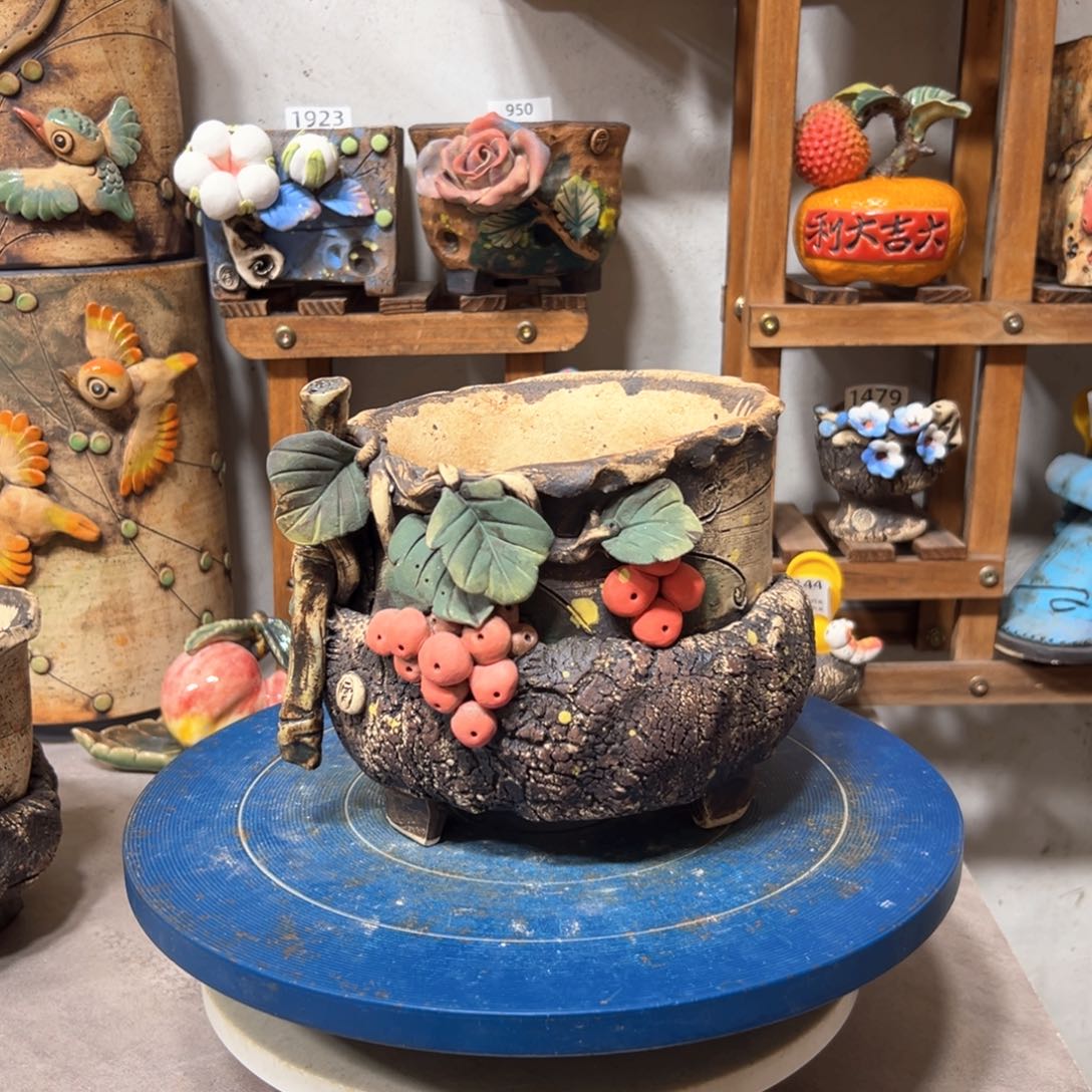 红陶335微瑕，口13.5高15