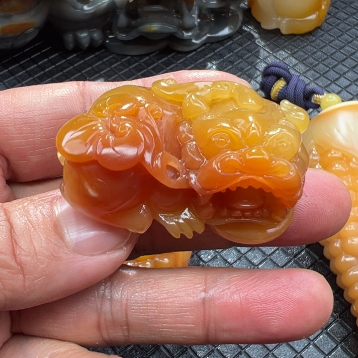 石英质玉（黄龙玉）颈饰合金