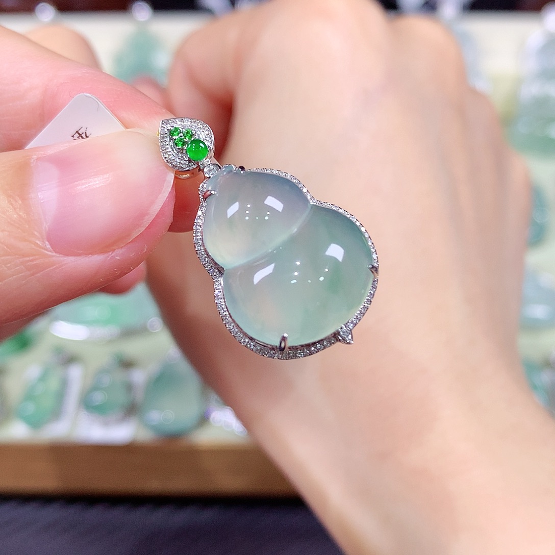 翡翠18K金镶嵌颈饰葫芦