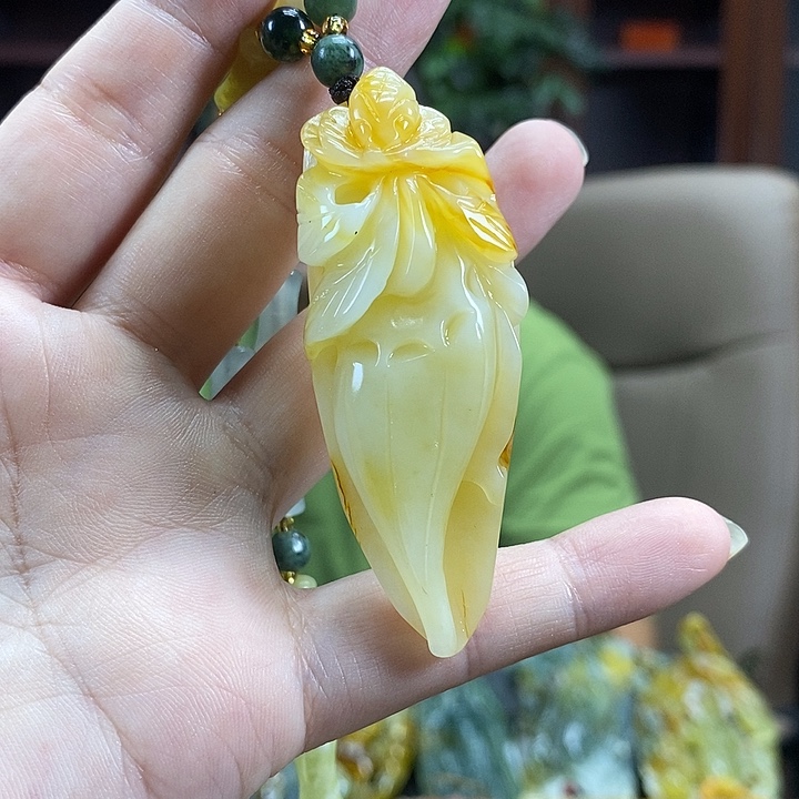 蛇纹石玉未镶嵌颈饰