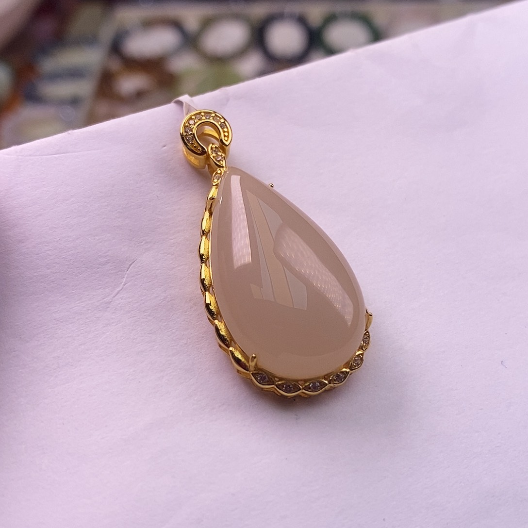 颈饰未镶嵌和田玉藕粉水滴