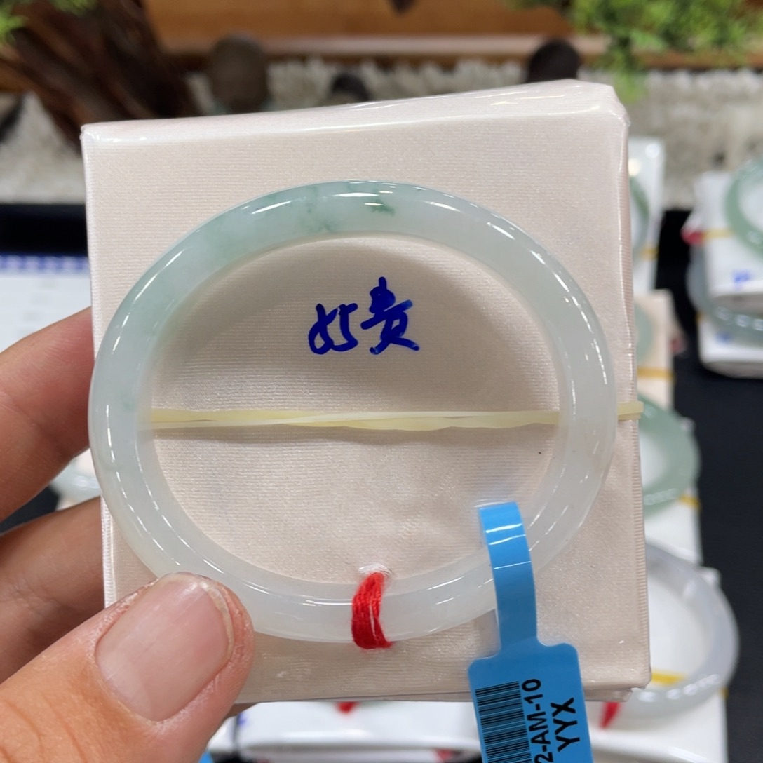 翡翠手镯未镶嵌翡翠