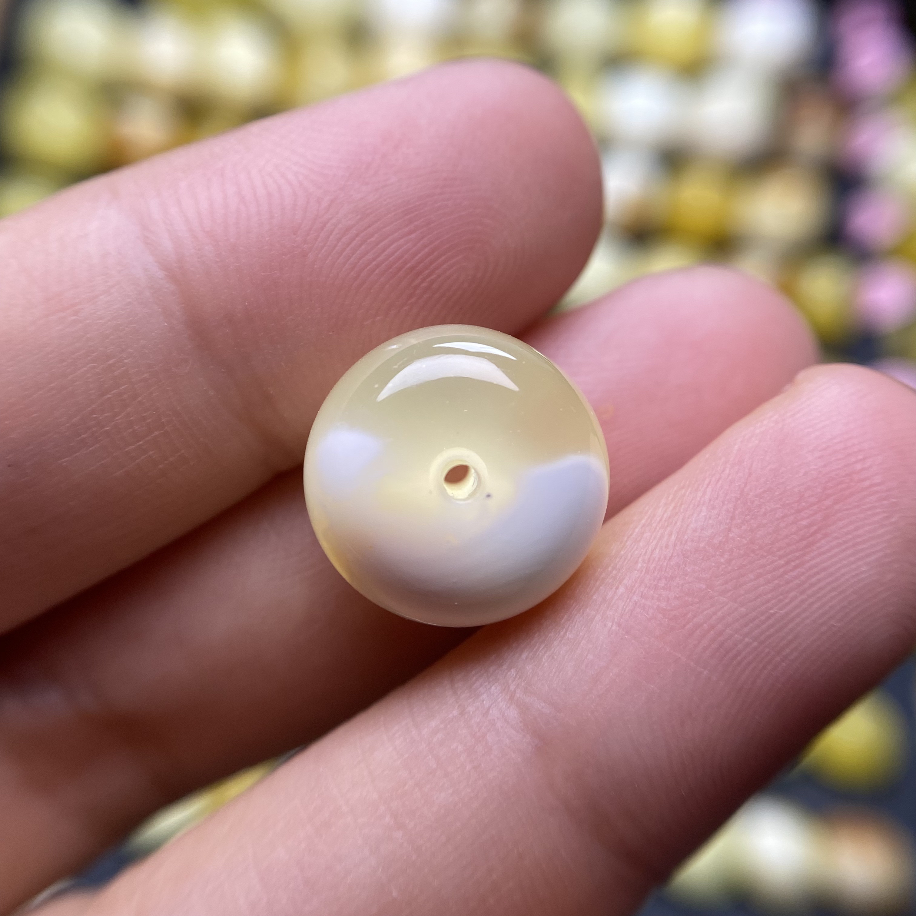 蜜蜡金白扣子隔珠13.8×8.9mm，整体挺好看，带小金沙有一丁点小针眼
