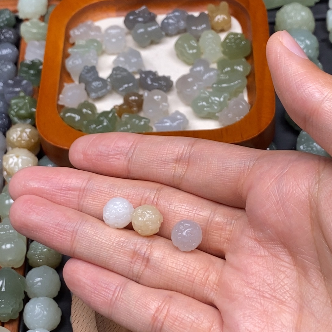 兔***猫和田玉未镶嵌颈饰