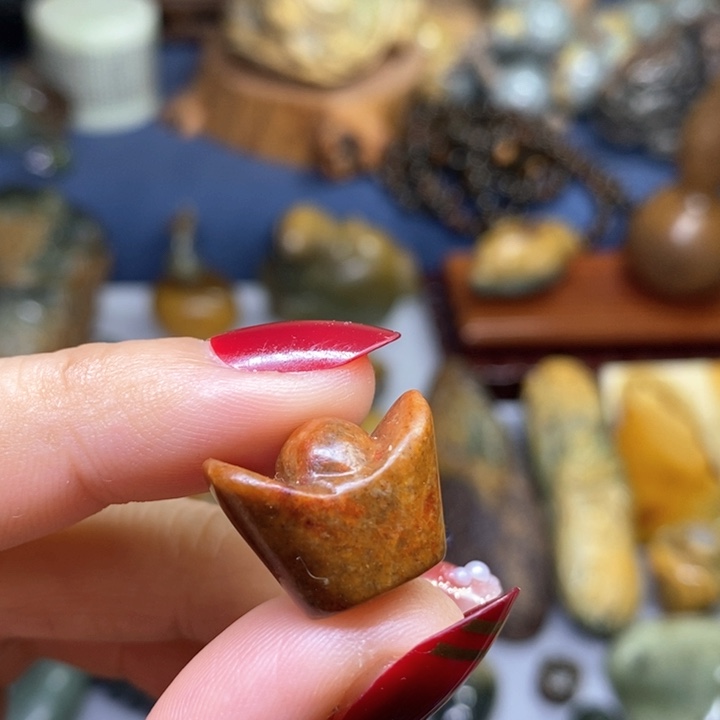 岫岩河磨玉（透闪石质玉）通孔未镶嵌