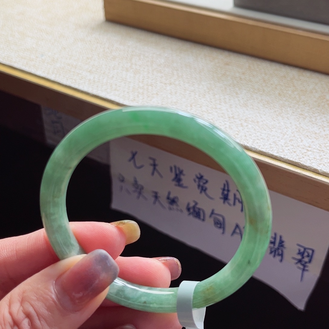 翡翠手镯未镶嵌手镯