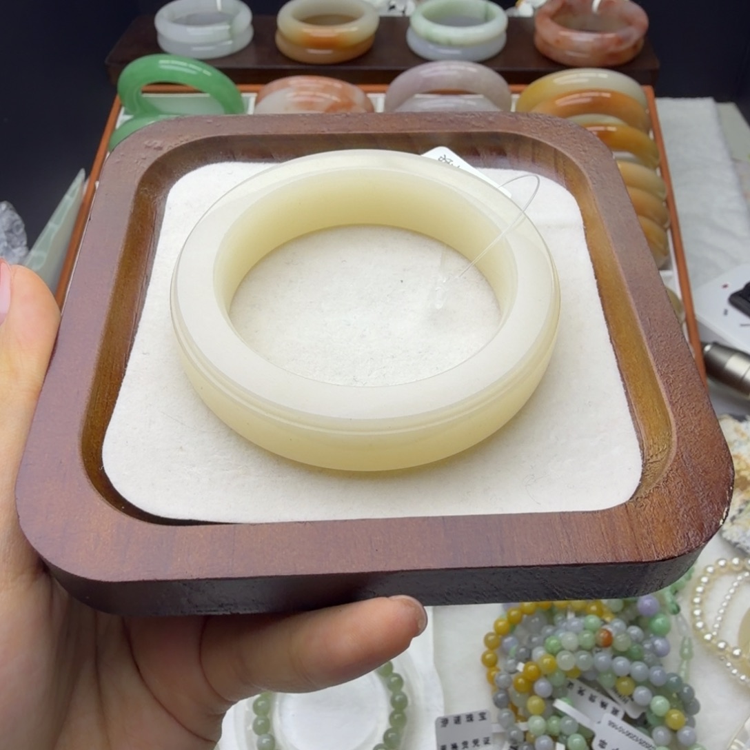 甜***.石英质玉（佘太翠）未镶嵌手镯