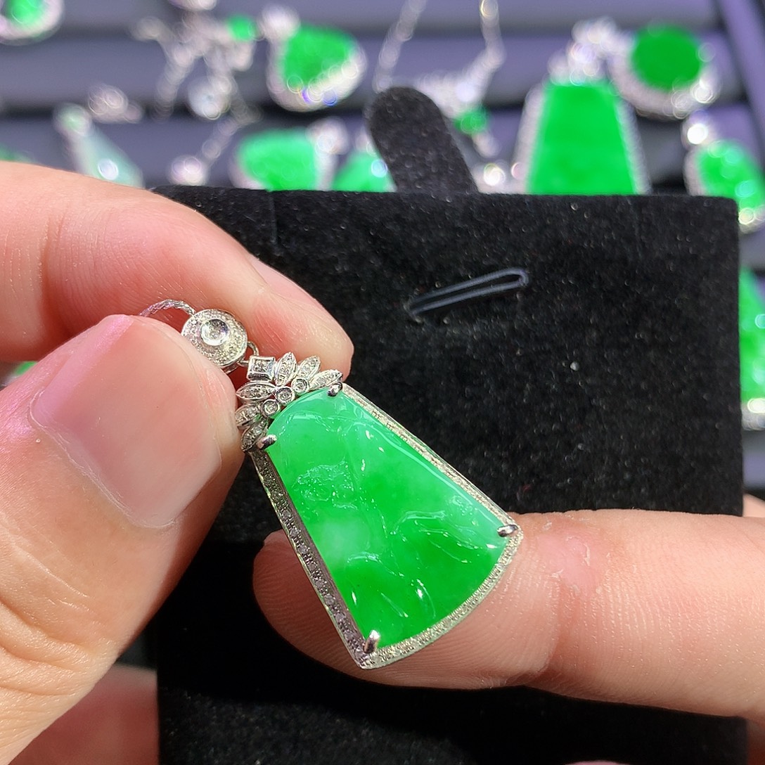 翡翠18K金镶嵌颈饰