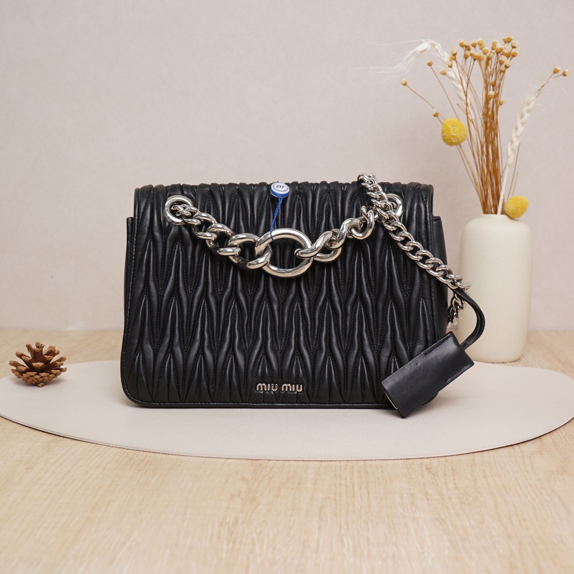 95新 MIU MIU/缪缪 缪缪褶皱黑色链条包中号羊皮/皮牌/DS041166