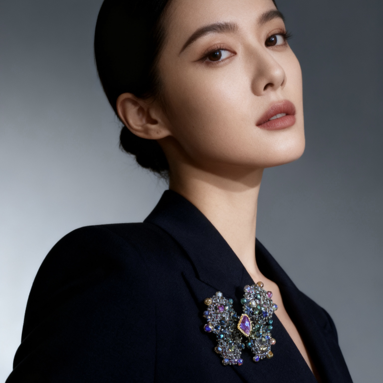 莫奈凝露蝴蝶胸针盘发设计气质高级感日常百搭经典