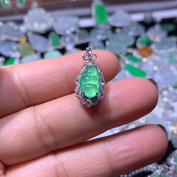 翡翠18K金镶嵌颈饰