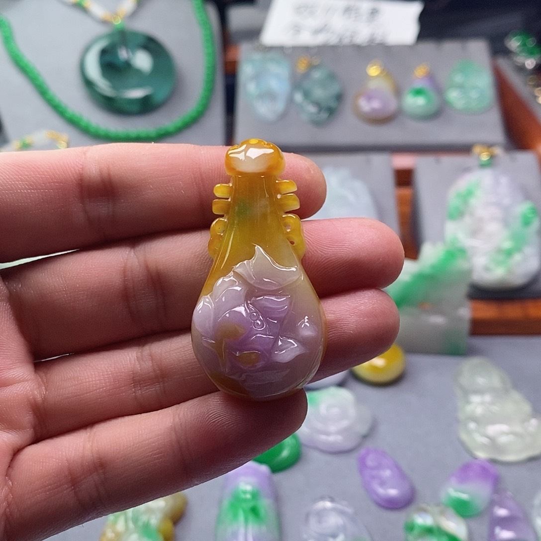 翡翠未镶嵌吊坠(赠链)