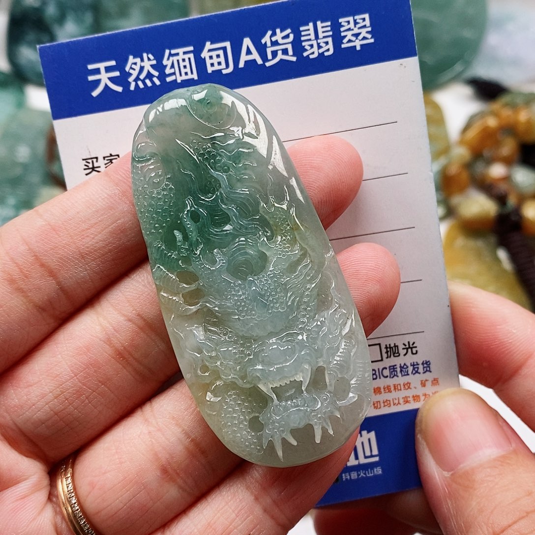 翡翠未镶嵌颈饰龙