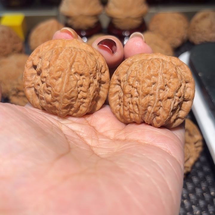 文玩核桃吊坠37血麒麟一对