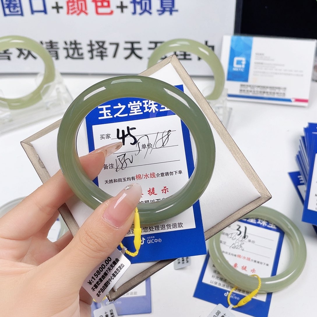 和田玉手镯未镶嵌