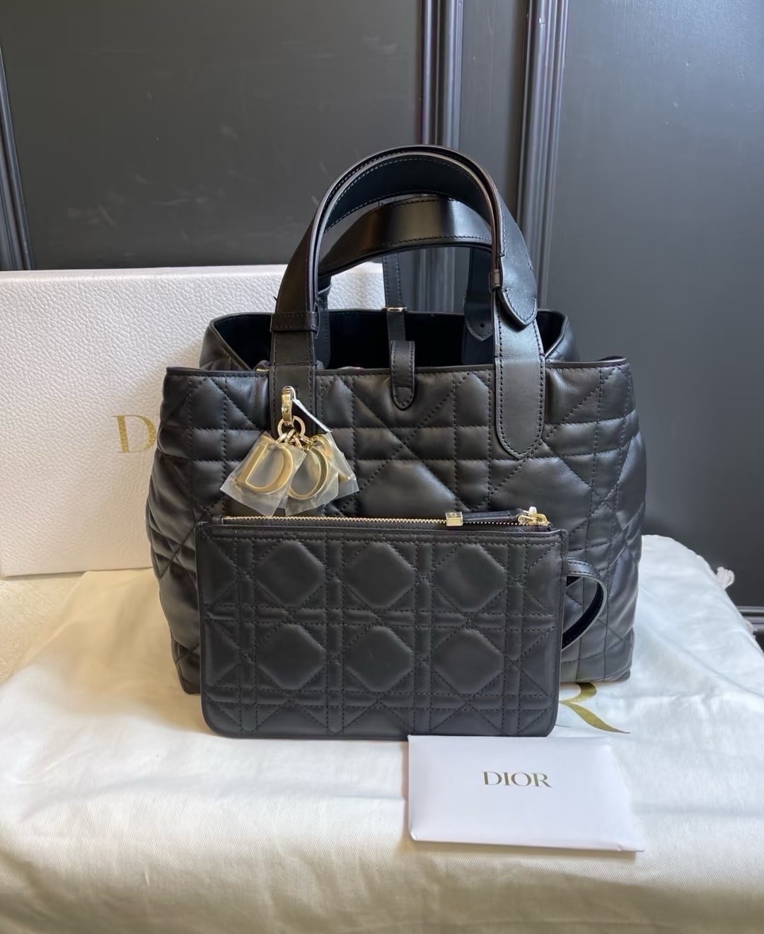 未使用 DIOR/迪奥 黑金土著中号标准全新/7811黑色