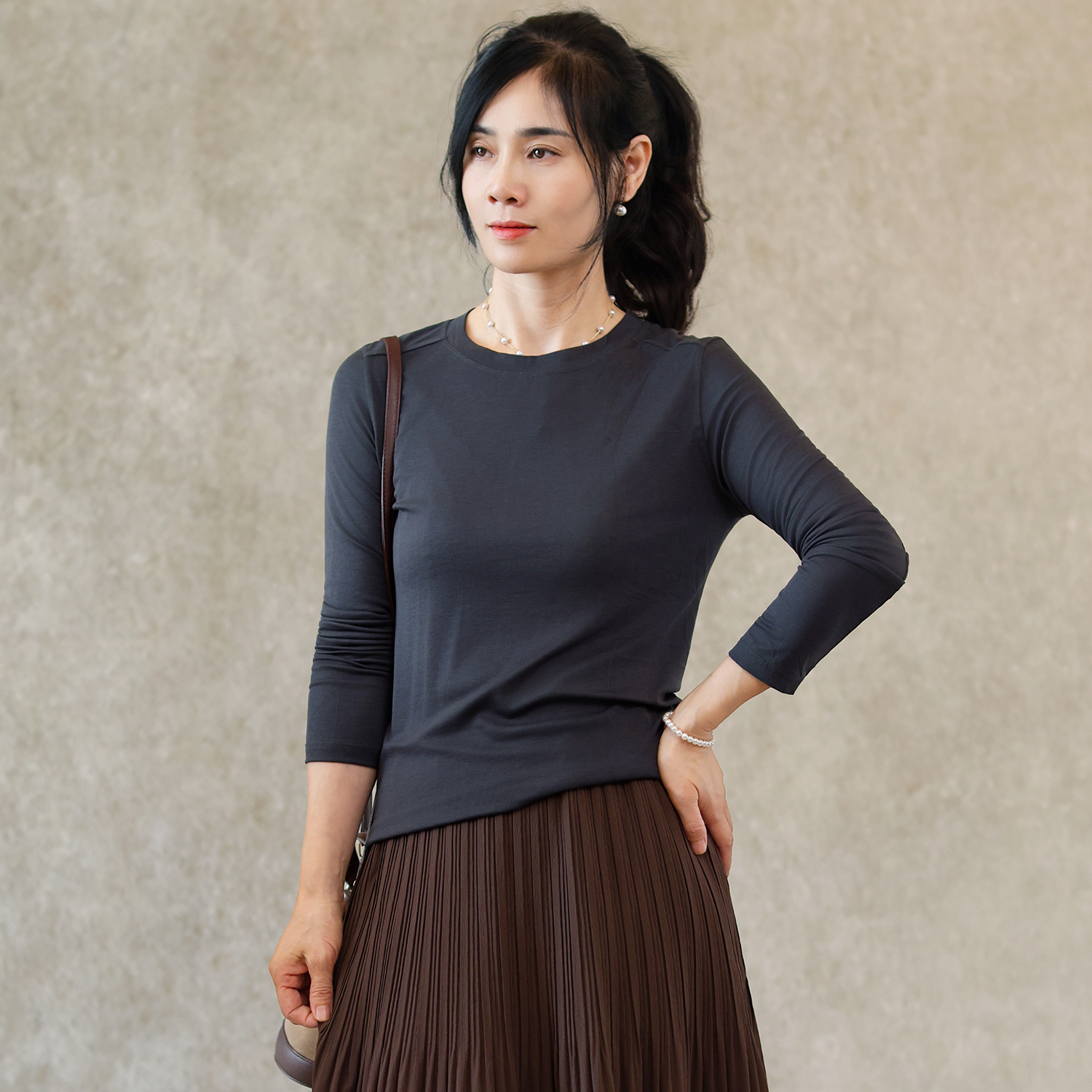 2025秋季T恤女休闲百搭简约打底衫圆领纯色上衣修身显瘦软糯内搭