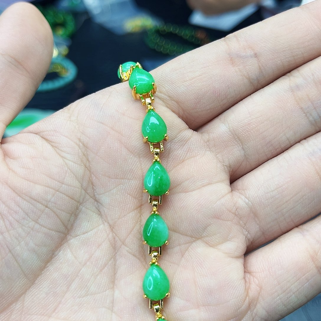 翡翠手镯未镶嵌多样性