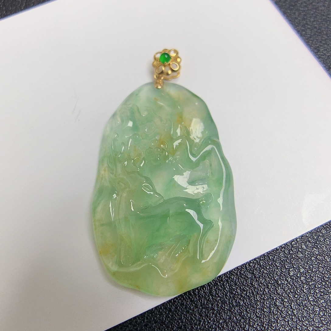 翡翠颈饰18K金镶嵌鹿牌