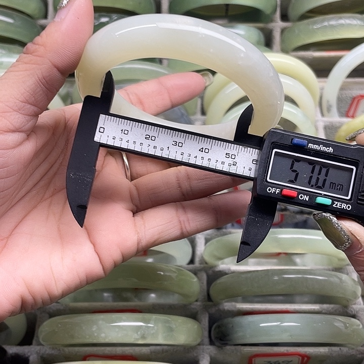 蛇纹石玉未镶嵌手镯366