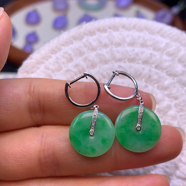 翡翠18K金镶嵌耳饰冰阳绿扣耳包