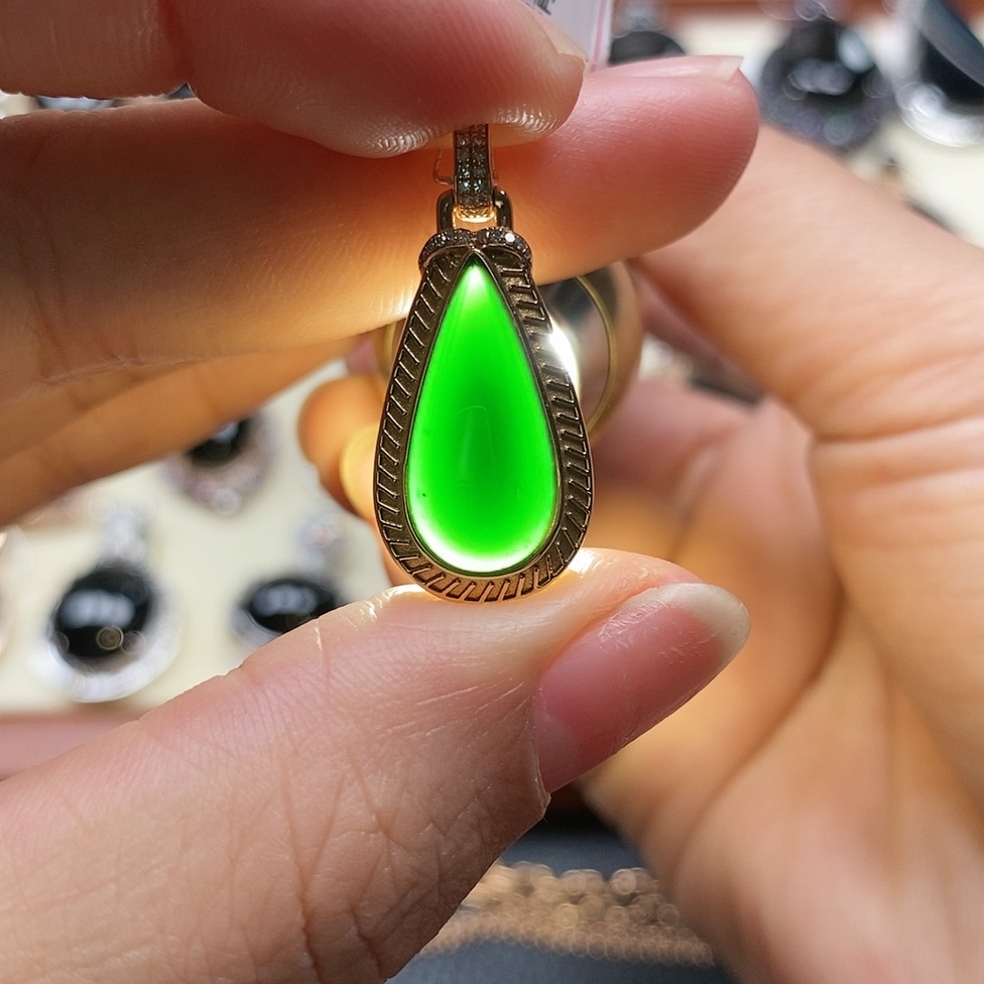 翡翠颈饰18K金镶嵌墨翠