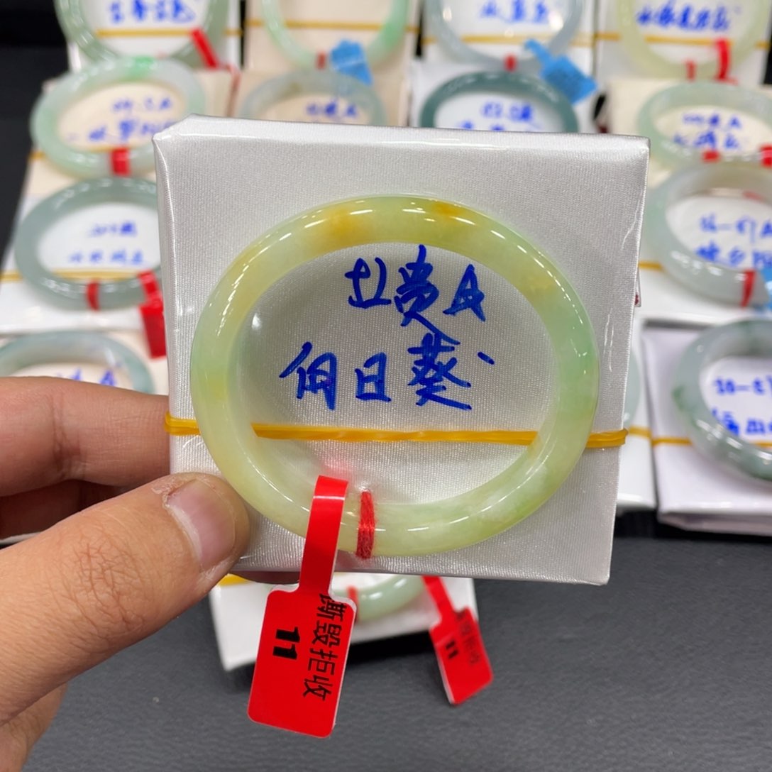 翡翠手镯未镶嵌天然翡翠