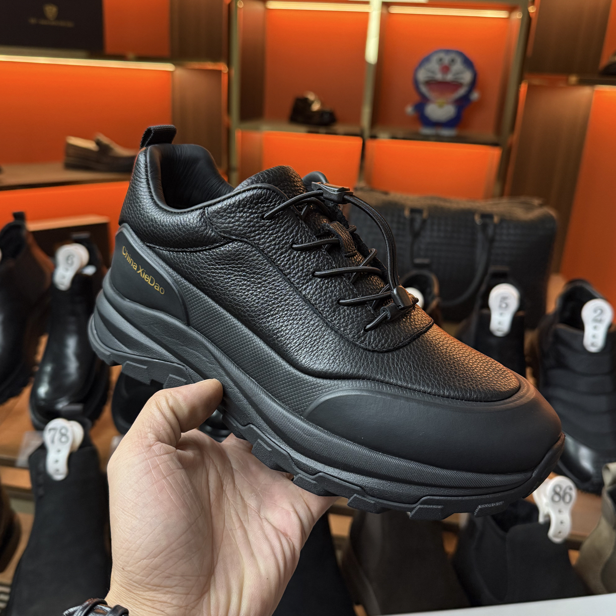 2025秋冬新款冬季男士加绒百搭商务休闲皮鞋潮流舒适运动鞋牛皮