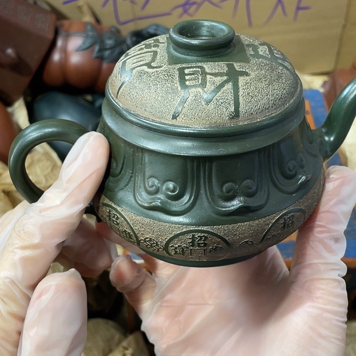 茶壶紫砂原矿泥料，纯手工制作的一把紫砂壶。
