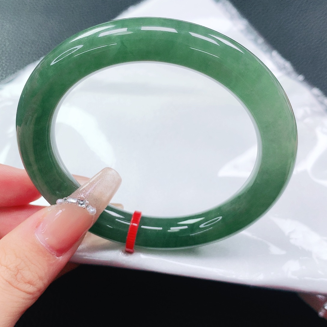 翡翠手镯未镶嵌54圈