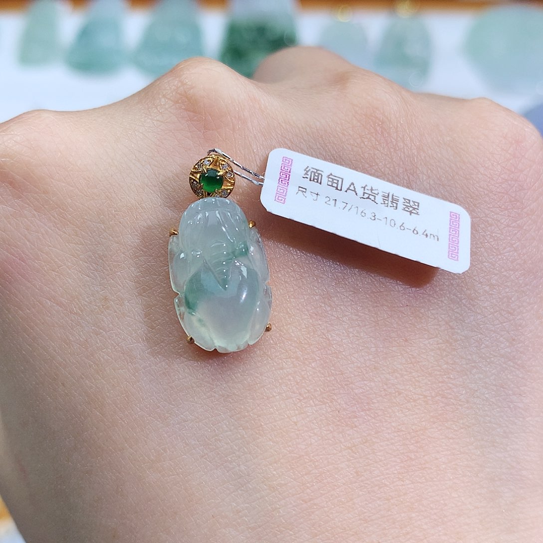 翡翠18K金镶嵌颈饰貔貅