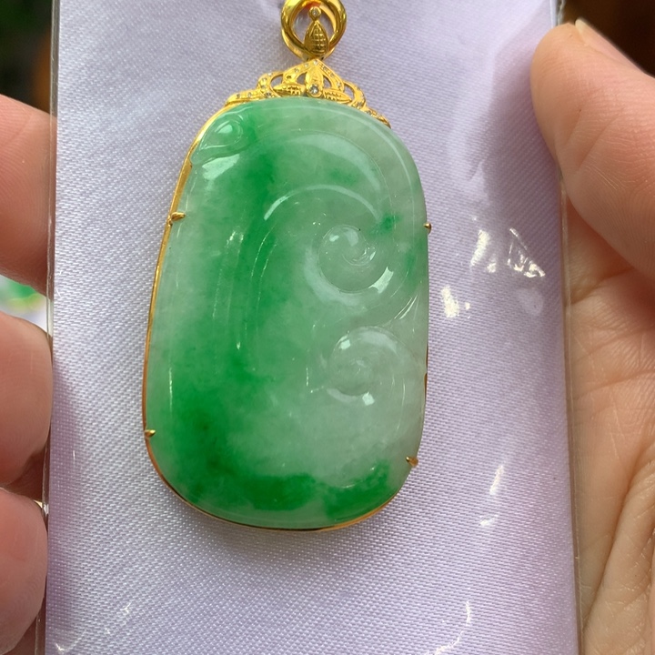 翡翠颈饰18K金镶嵌翡翠吊坠