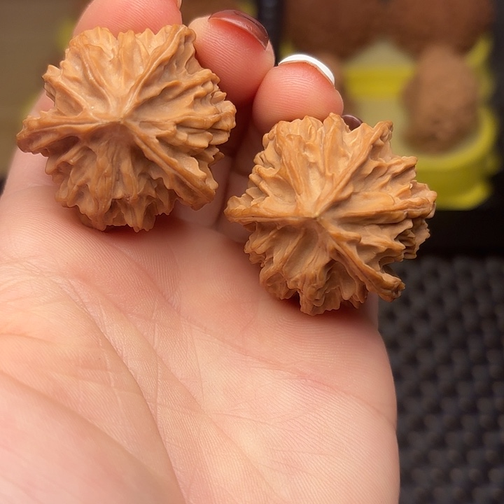 文玩核桃吊坠35凹的三棱