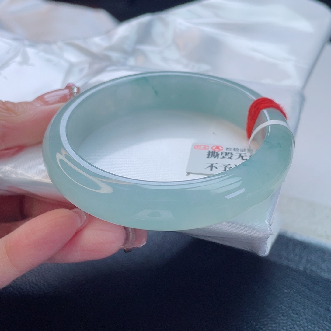 翡翠手镯未镶嵌翡翠