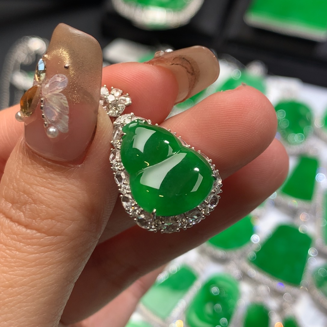 翡翠颈饰18K金镶嵌吊坠