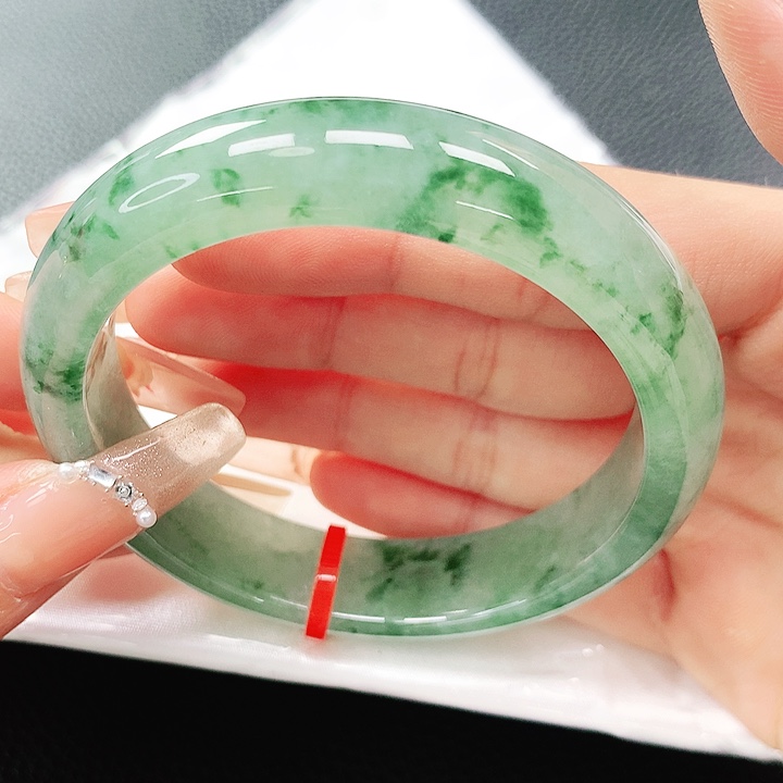 翡翠手镯未镶嵌56圈