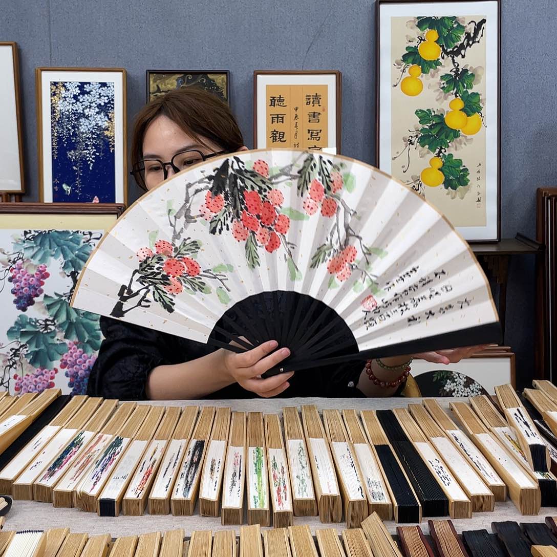 国画十寸福利折扇带中玉扇骨（默认粘好发出）荔枝