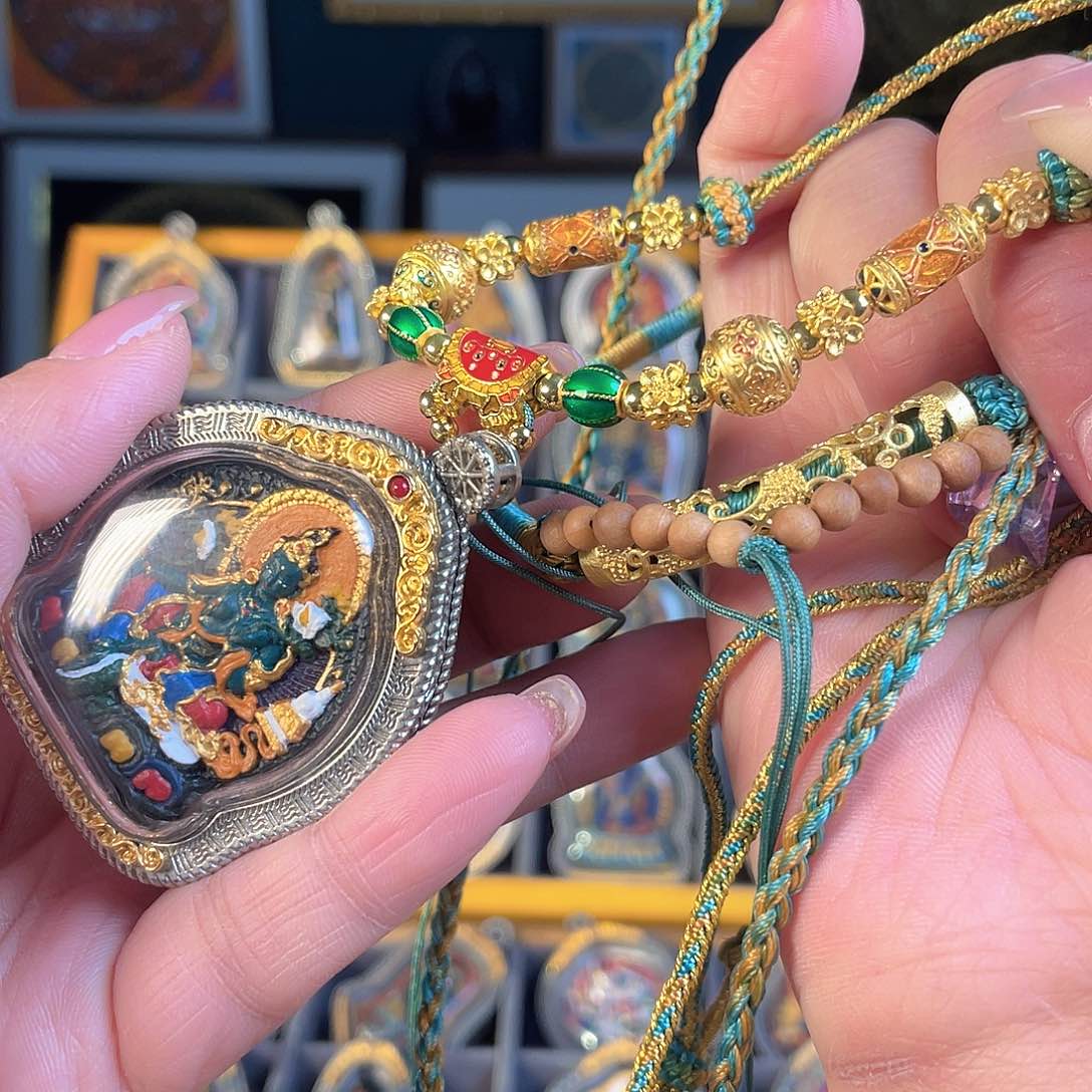 泥塑上**水绿度母藏银外壳有绳有绳