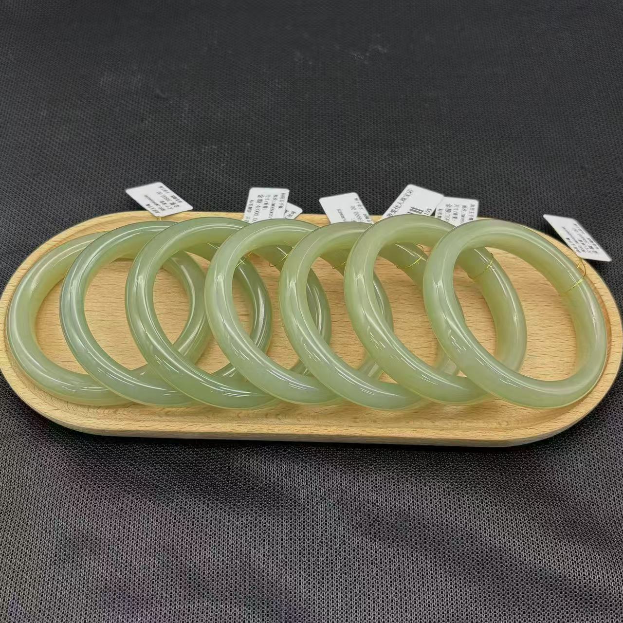 天然和田玉手镯精美时尚气质有瑕款多样性发货其一69