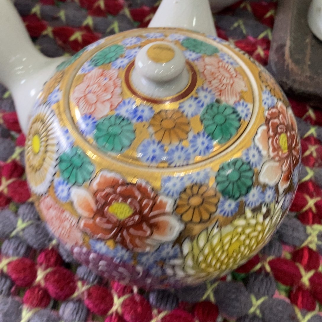 瓷片是因为它能有效保护眼睛