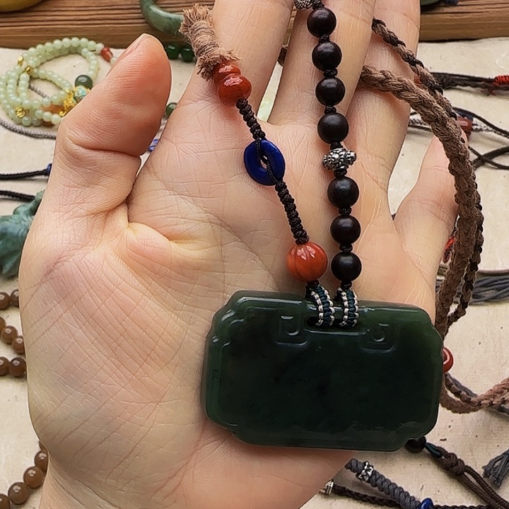 和田玉颈饰未镶嵌小**?